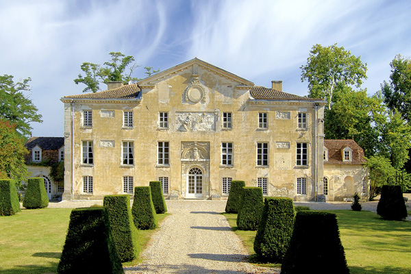 CHATEAU-DE-LA-JAUBERTIE Façade du château de la Jaubertie, allée de gravier bordée d'ifs taillés
