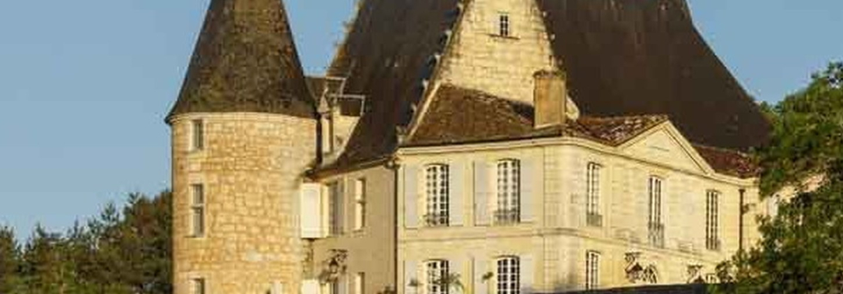 Le château de Montastruc, sa tour ronde et son rempart, au soleil du soir