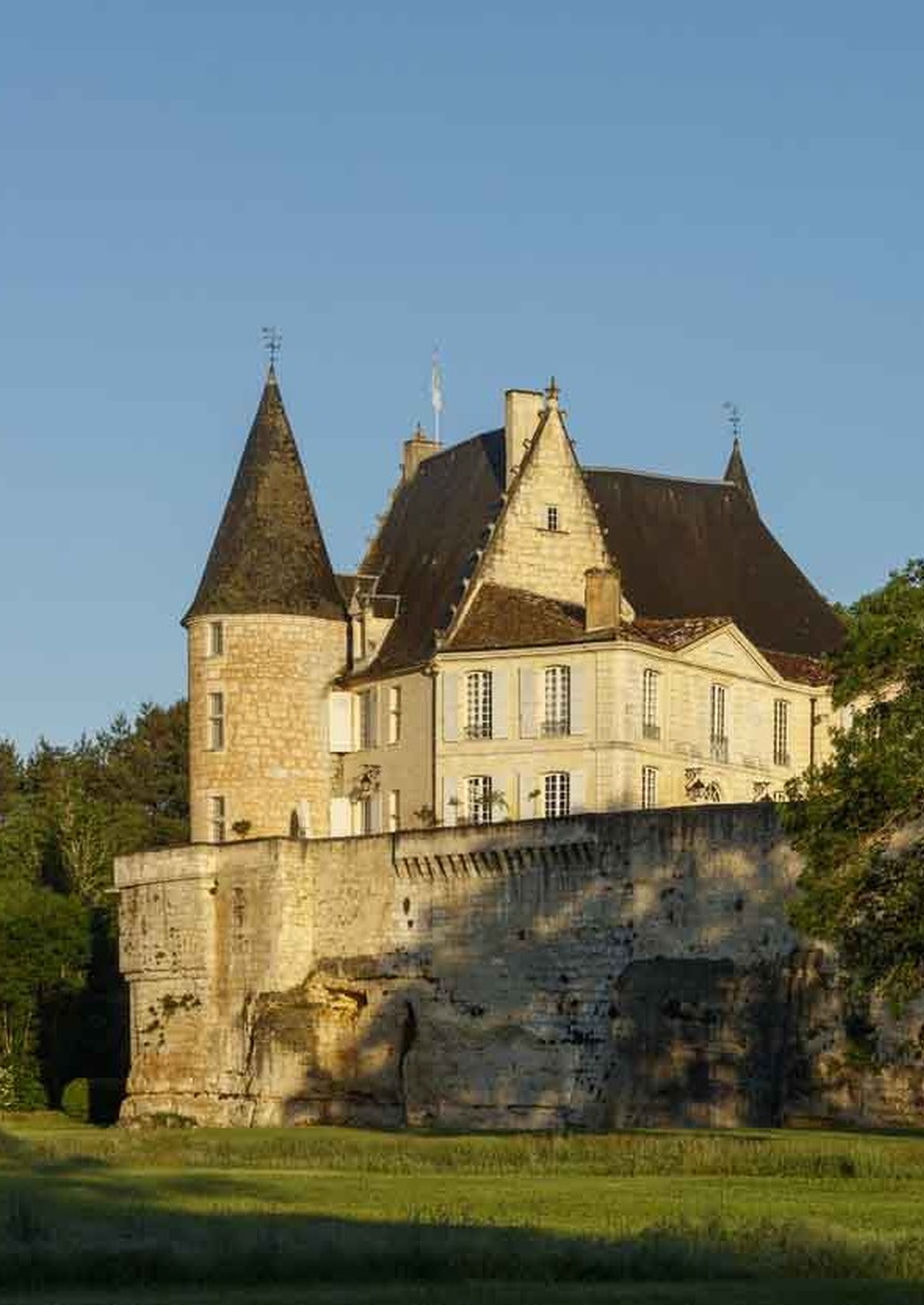 Le château de Montastruc, sa tour ronde et son rempart, au soleil du soir