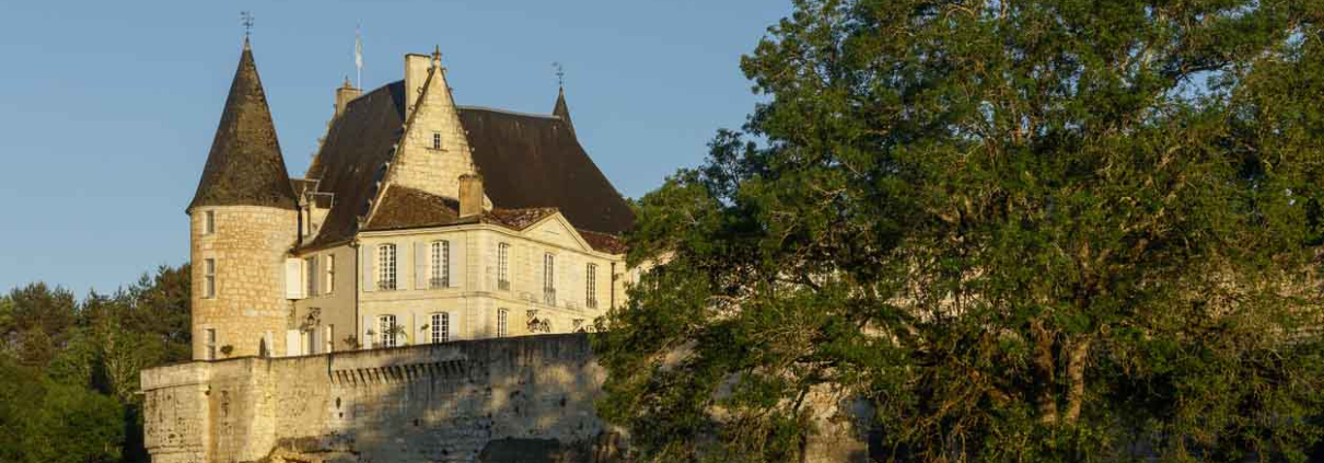 Le château de Montastruc, sa tour ronde et son rempart, au soleil du soir
