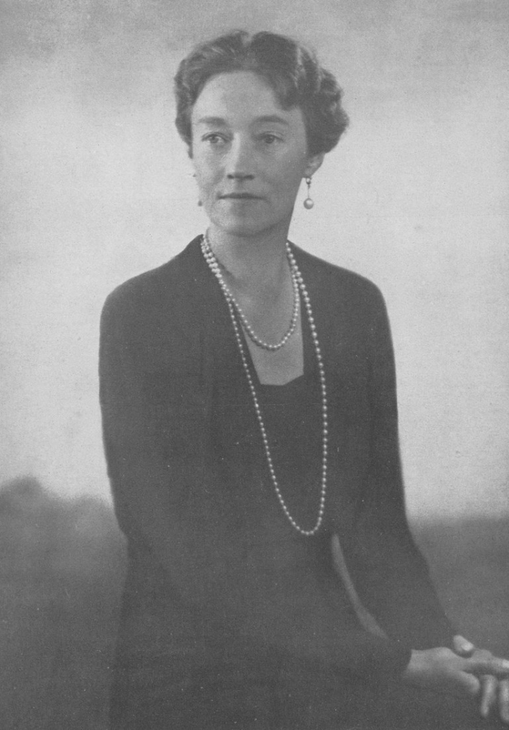 Portrait photographique de la grande-duchesse Charlotte de Luxembourg, un long collier de perles au cou