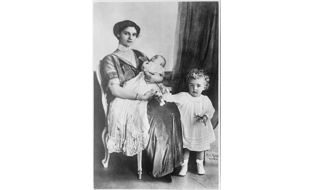 Photographie ancienne, l’impératrice Zita assise avec un bébé dans les bras, un petit garçon debout à côté d’elle