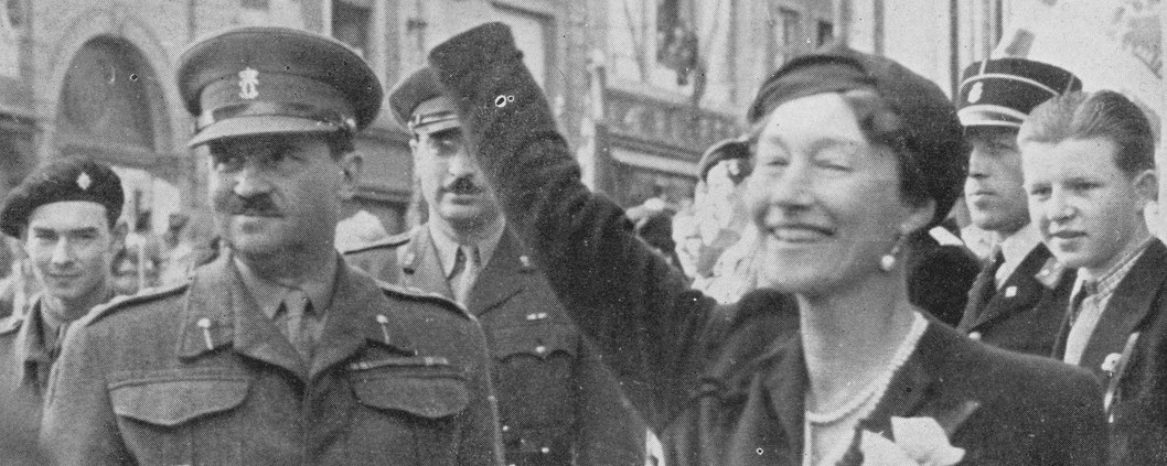 Photographie ancienne, la grande-duchesse Charlotte salue la foule à son retour d’exil, un officier à ses côtés