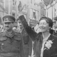 Photographie ancienne, la grande-duchesse Charlotte salue la foule à son retour d’exil, un officier à ses côtés