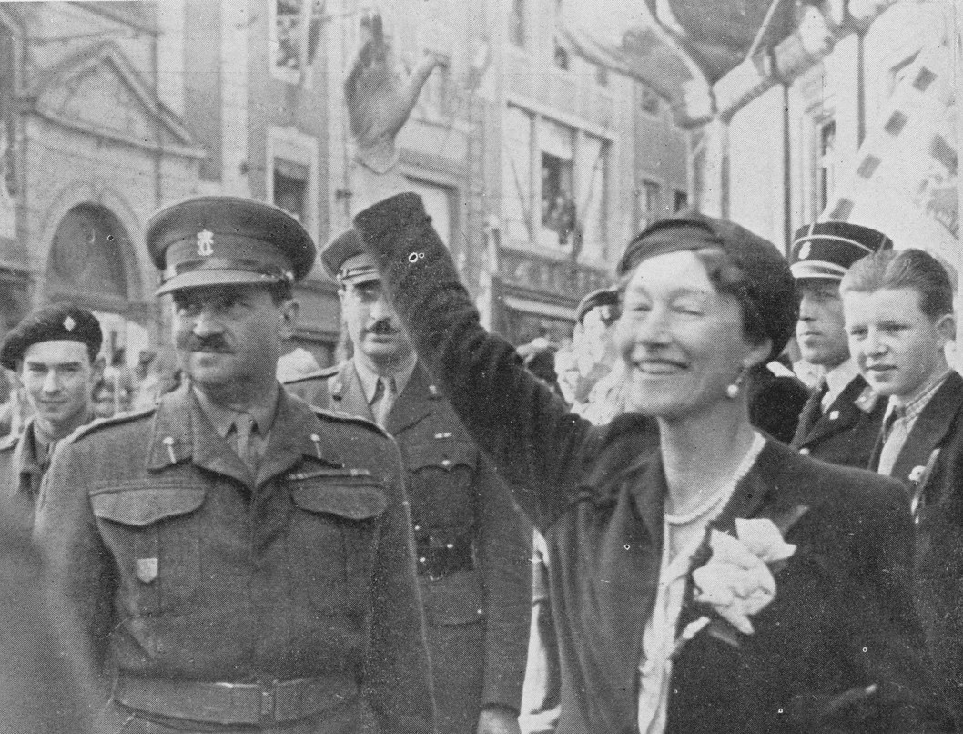 Photographie ancienne, la grande-duchesse Charlotte salue la foule à son retour d’exil, un officier à ses côtés
